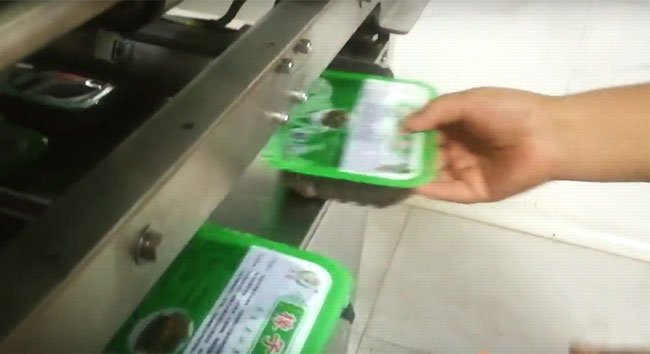 盒裝鴨血自動灌裝封口機(jī)展示