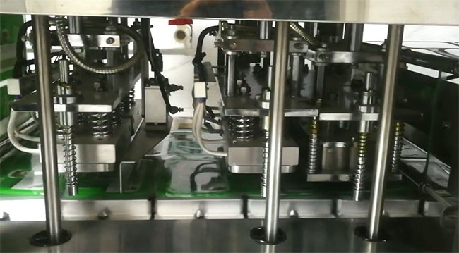 盒裝鴨血自動灌裝封口機(jī)設(shè)備展示